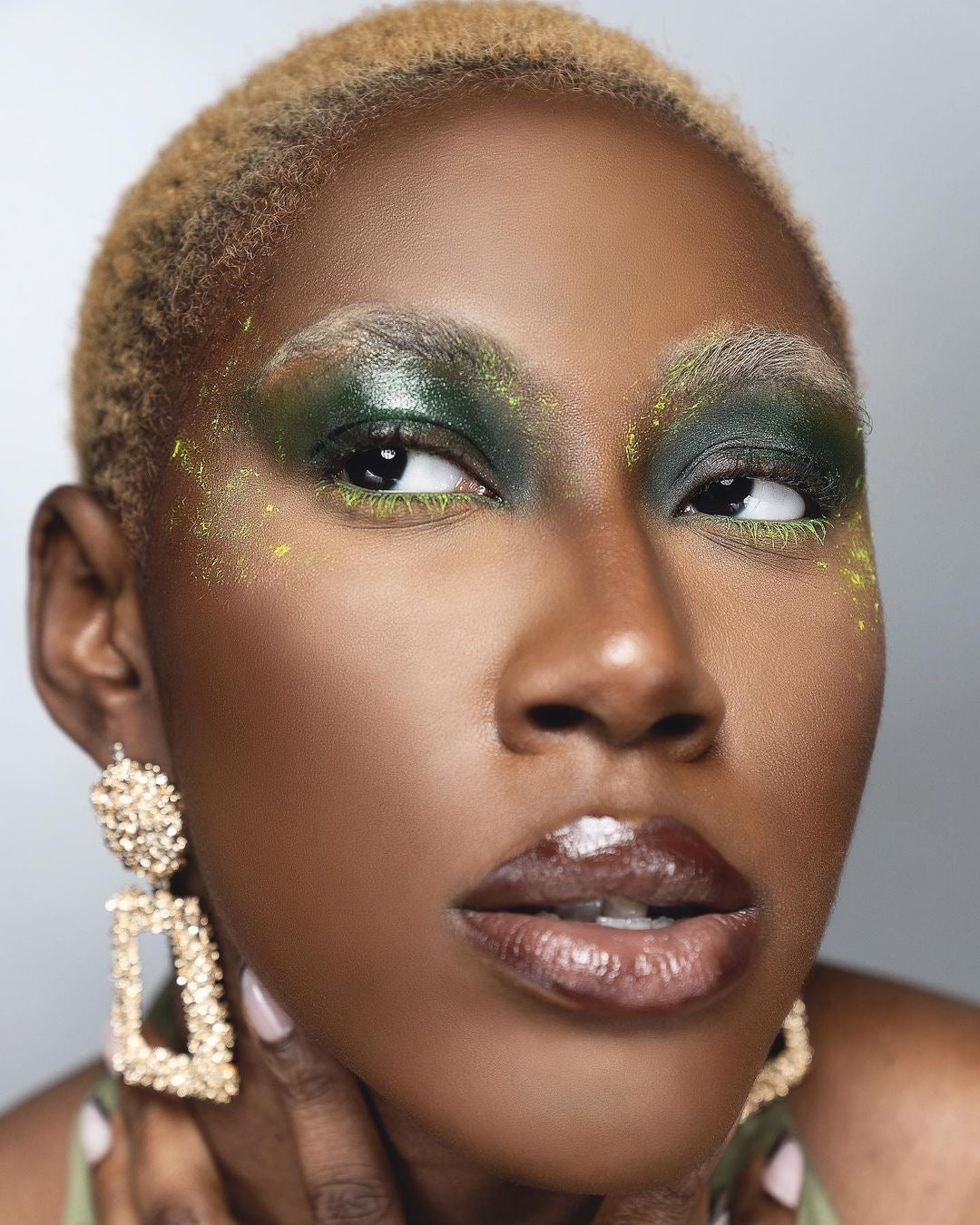 Ashunta Sheriff UV Glow Mascara - Blacklight Reactive Vegan Mascara in 6 Neon Shades