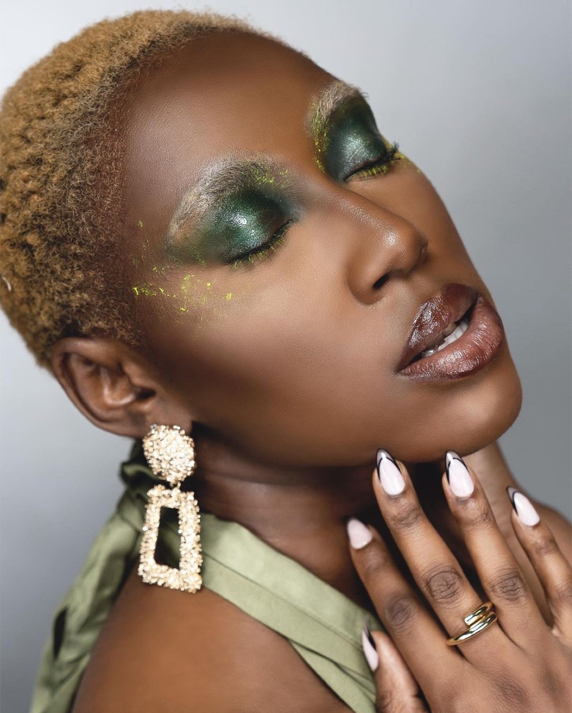 Ashunta Sheriff UV Glow Mascara - Blacklight Reactive Vegan Mascara in 6 Neon Shades