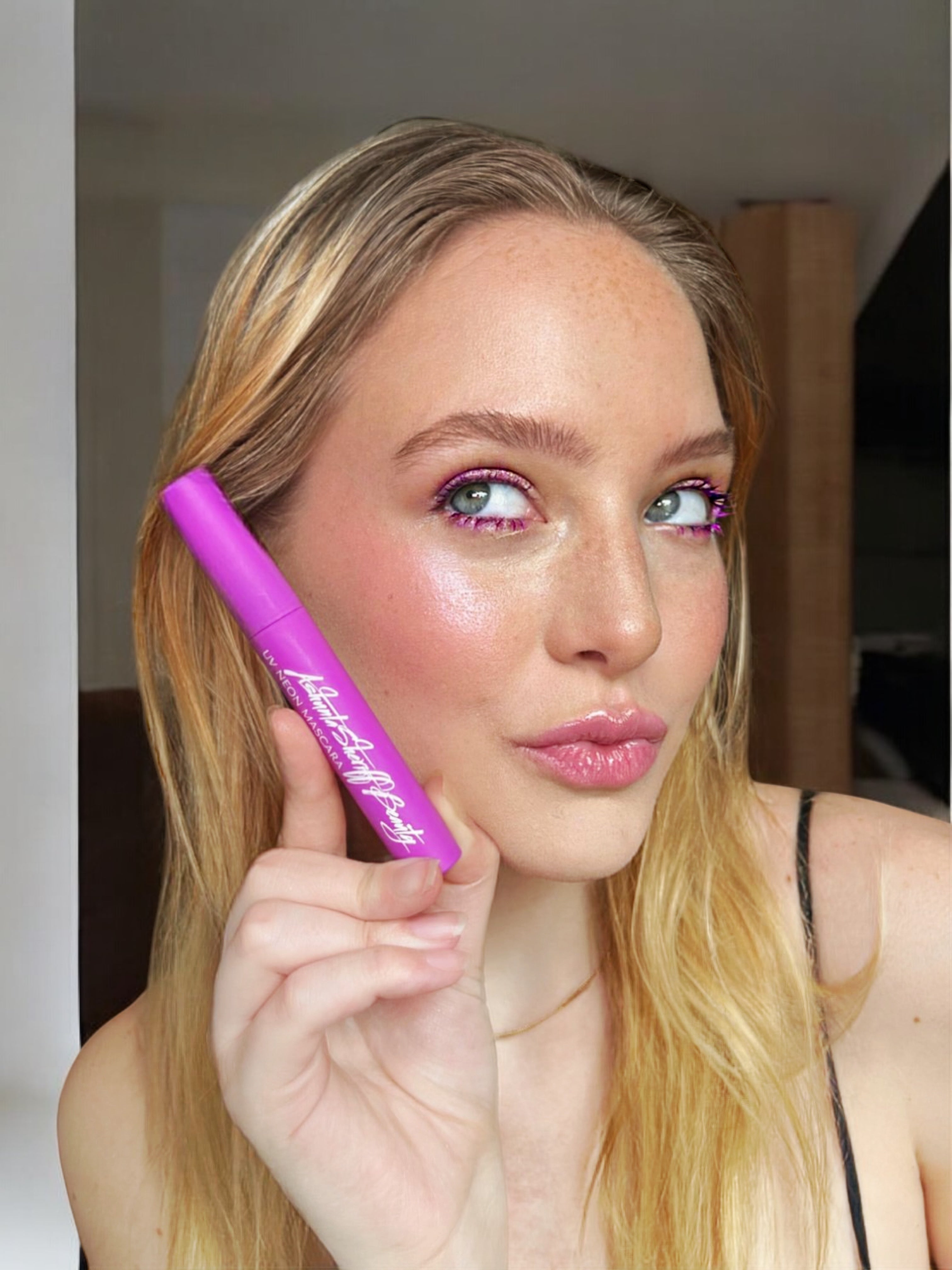 Ashunta Sheriff UV Glow Mascara - Blacklight Reactive Vegan Mascara in 6 Neon Shades